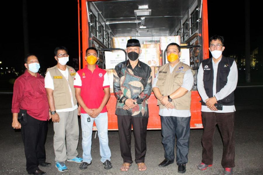 Gubernur Sumbar Lepas 1,5 ton Rendang untuk Masyarakat Lumajang Terdampak Letusan Semeru
