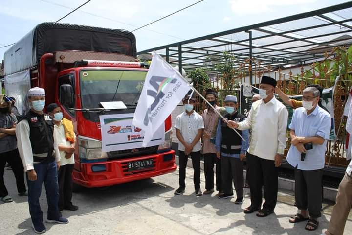 Gubernur Sumbar Lepas Kapal Ramadhan Mentawai Antarkan Bantuan 10 Ton Pangan dan Logistik