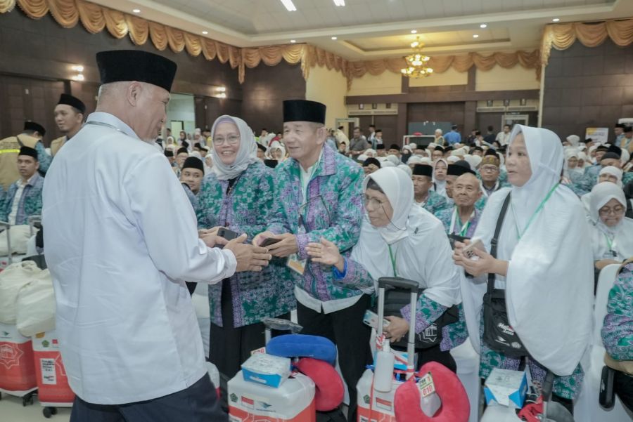 Gubernur Sumbar Lepas Keberangkatan 393 Calon Jemaah Haji Kloter 1 Embarkasi Padang