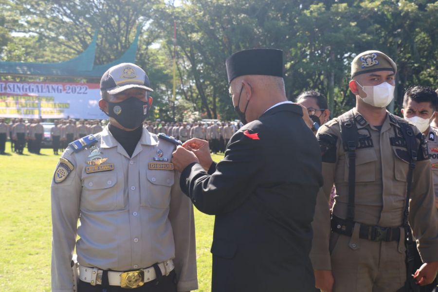 Gubernur Sumbar Pimpin Apel Gelar Pasukan Ops Ketupat Singgalang 2022 di Lapangan Imam Bonjol
