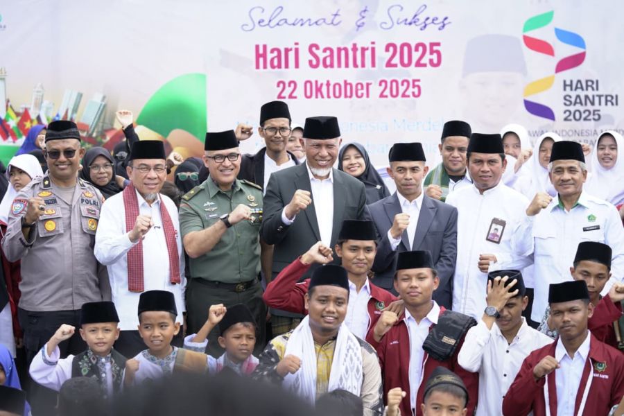 Gubernur Sumbar Pimpin Apel Hari Santri Nasional 2025 di Ar-Risalah Padang