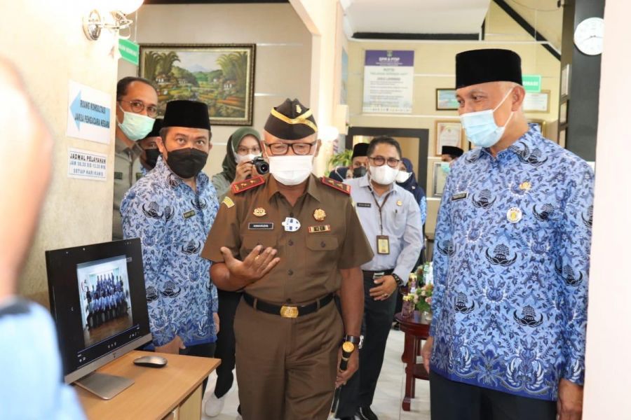 Gubernur Sumbar Resmikan Ruang Layanan Konsultasi Hukum di DPMPTSP