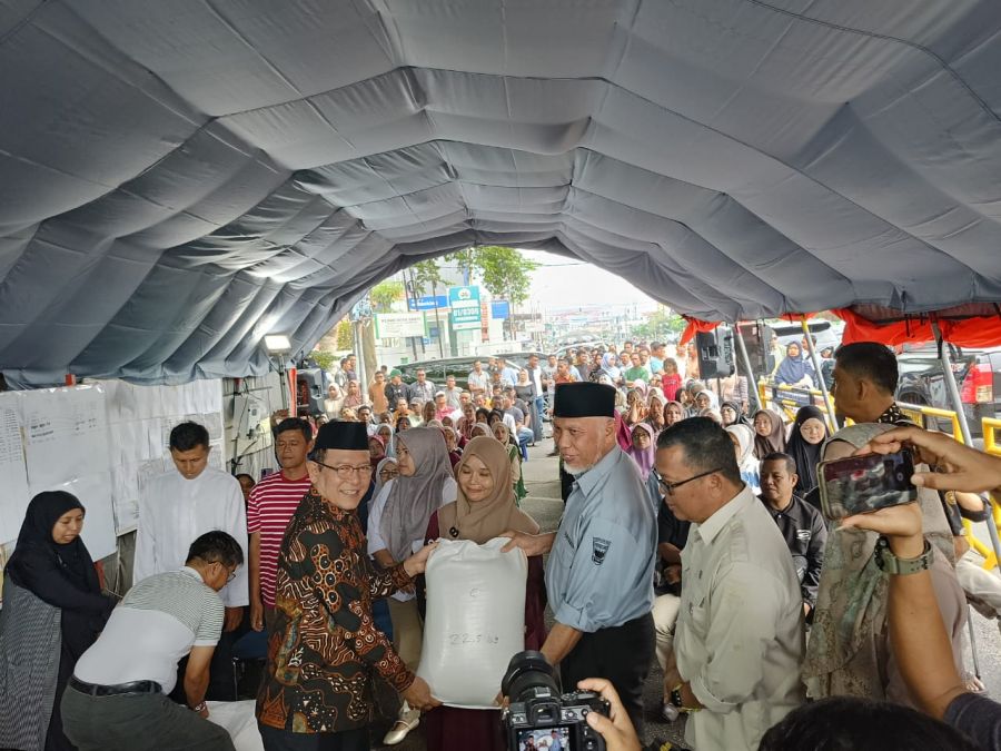 Gubernur Sumbar Serahkan Bantuan Beras CPP untuk Korban Kebakaran Pasar Payakumbuh