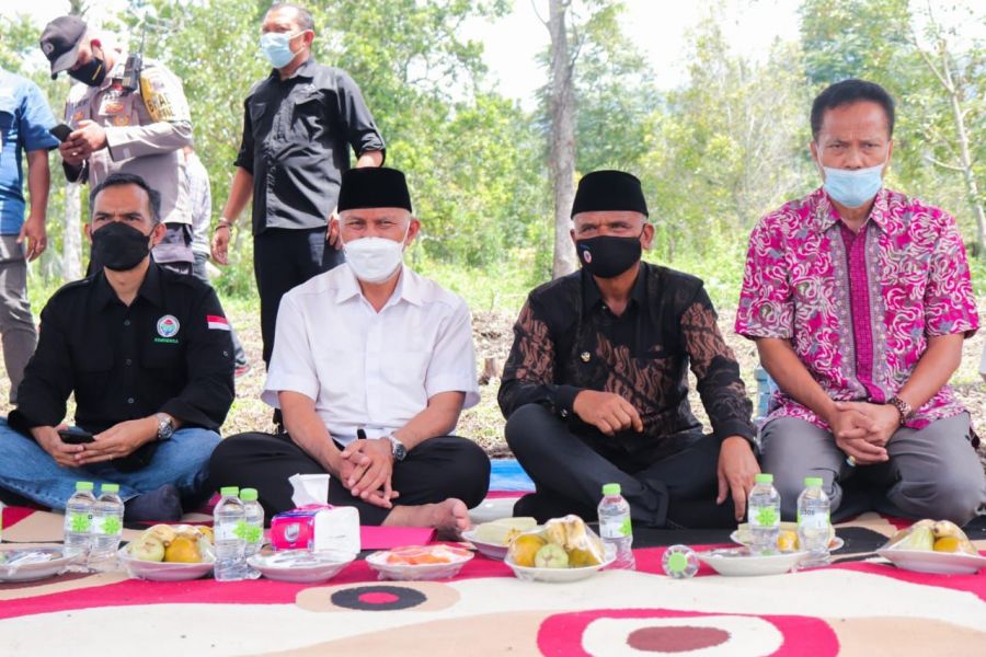 Gubernur Sumbar Serahkan Bantuan Holtikultura Pada Warga Anau Kadok Gunung Talang