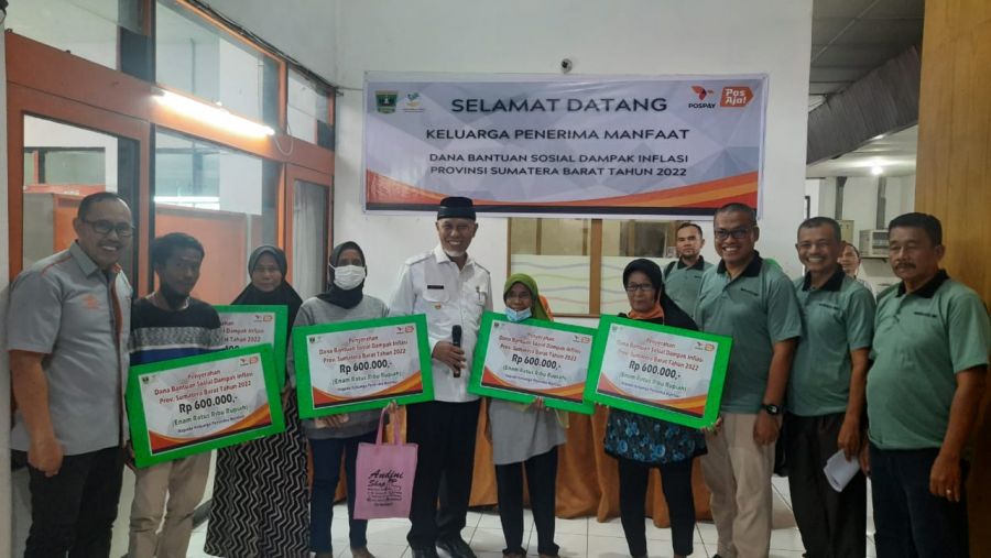 Gubernur Sumbar Serahkan Dana Bantuan Sosial Dampak Inflasi