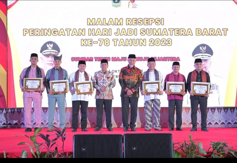 Gubernur Sumbar Serahkan Penghargaan Camat Terbaik Tingkat Provinsi 2023