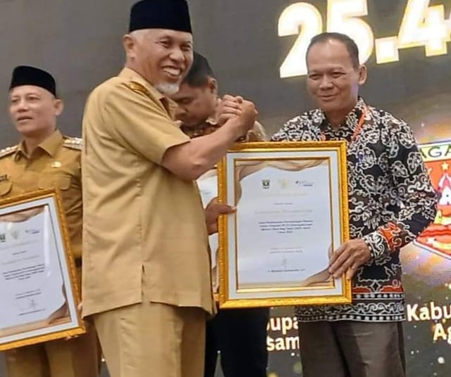 Gubernur Sumbar Serahkan Piagam Pelaksanaan Perlindungan Pekerja DBH Sawit ke Pemkab Dharmasraya