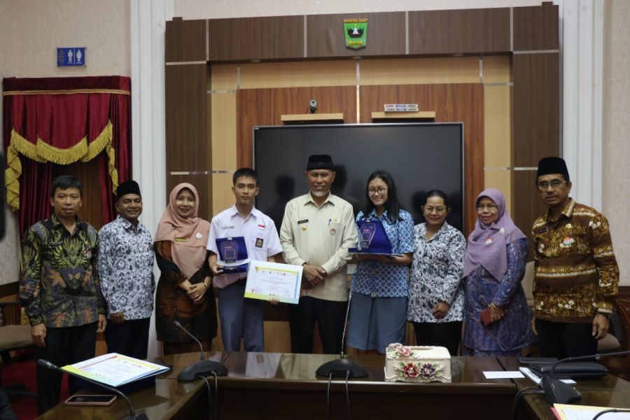Gubernur Sumbar Serahkan Sertifikat ke 16 Siswa/i SMP-SMA Pemenang Lomba Tahun Toleransi 2022