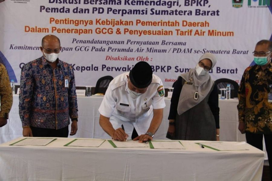 Gubernur Sumbar Tandatangani Komitmen Bersama Penerapan GCG pada PDAM se Sumatera Barat