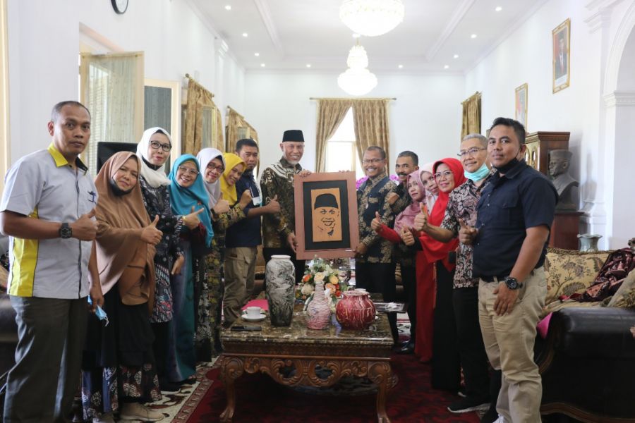 Gubernur Sumbar Terima Hadiah Baju Batik Karya Lomba Kompetensi Siswa Nasional 