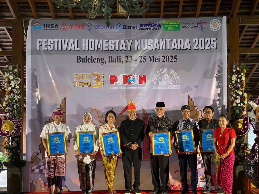 Gubernur Sumbar Terima IHSA Award 2025 sebagai Tokoh Pengembangan Usaha Homestay Wilayah Provinsi