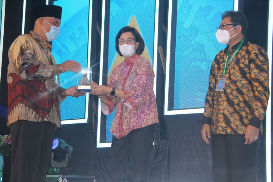 Gubernur Sumbar Terima Penghargaan Capaian Opini WTP Minimal 10 Kali Berturut-turut dari Sri Mulyani