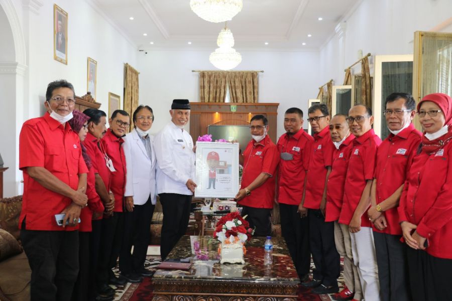 Gubernur Sumbar Terima Penghargaan dari PMI