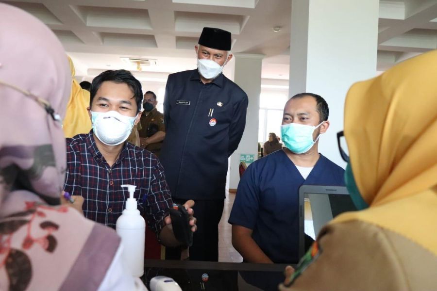 Gubernur Sumbar Tinjau Vaksinasi Ketiga untuk Tenaga Kesehatan di RSUD M Natsir