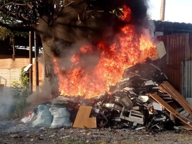 Gudang Rongsokan di Bypass Kuranji Padang Terbakar, Pekerja Alami Luka & Kerugian Capai Ratusan Juta