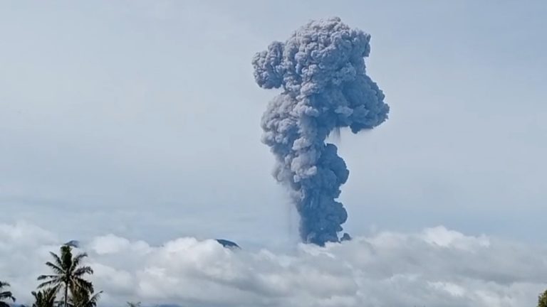 Gunung Marapi Kembali Erupsi, Kolom Abu Capai 1.600 Meter
