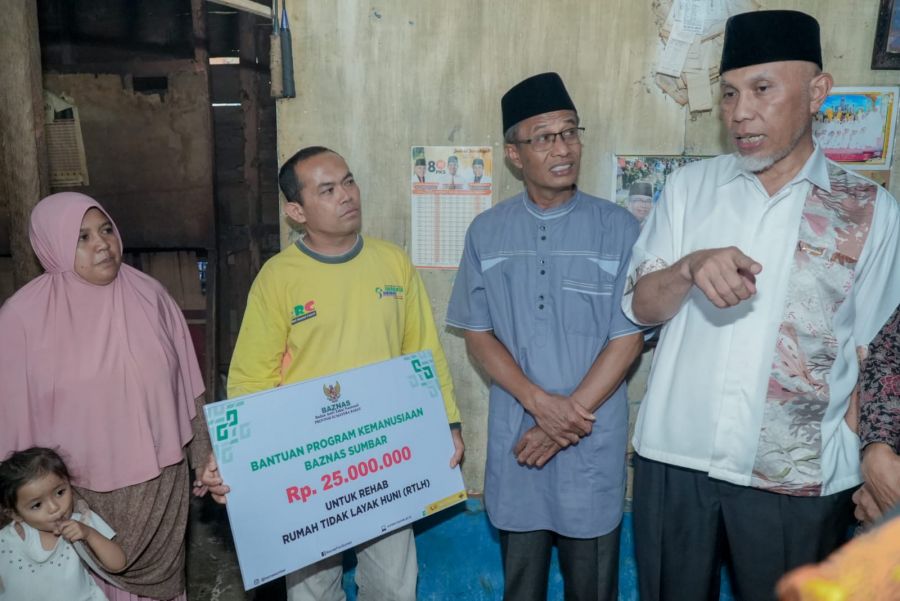Guru TK Honorer Terima Bantuan Bedah Rumah Dari Gubernur Sumbar