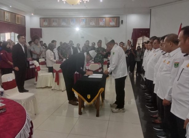 Hadi Tjahjanto Lantik Pengurus FORKI Sumbar Periode 2025–2029