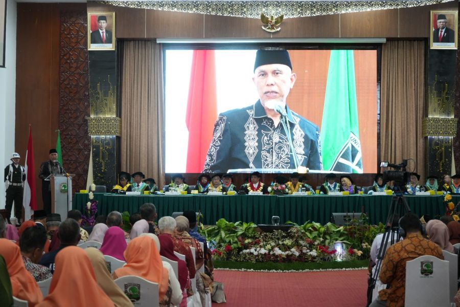 Hadiri Pengukuhan Guru Besar Unand, Mahyeldi Harap Pemikiran Mereka Jadi Solusi Masalah Bangsa