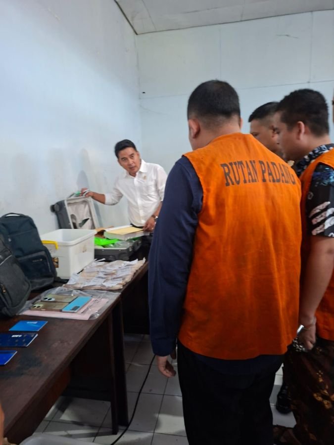 Hakim PN Kelas IA Padang dan Kejari Padang PS ke Rupbasan 