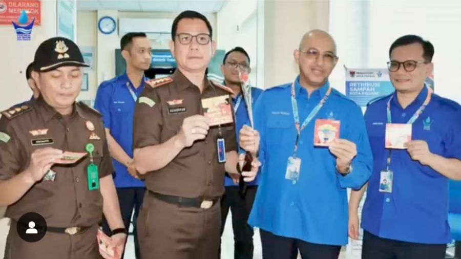 Hakordia 2024, Kajari Padang Bagikan Bunga & Stiker Anti Korupsi di Perumda AM Kota Padang