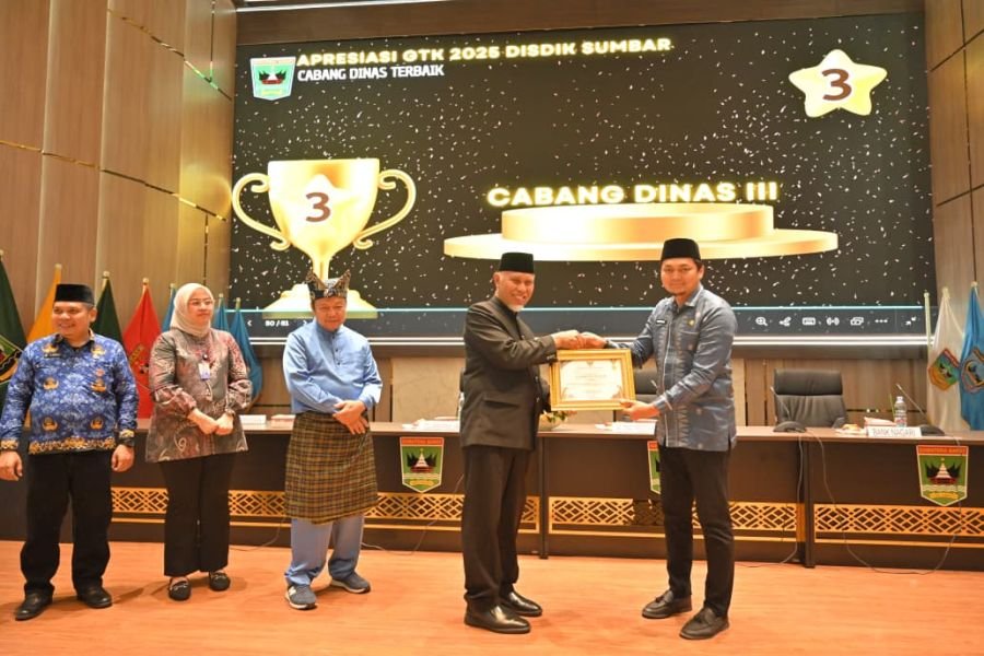 Hardiknas 2026, Mahyeldi Anugerahkan Penghargaan kepada 109 Guru dan Tenaga Kependidikan Sumbar