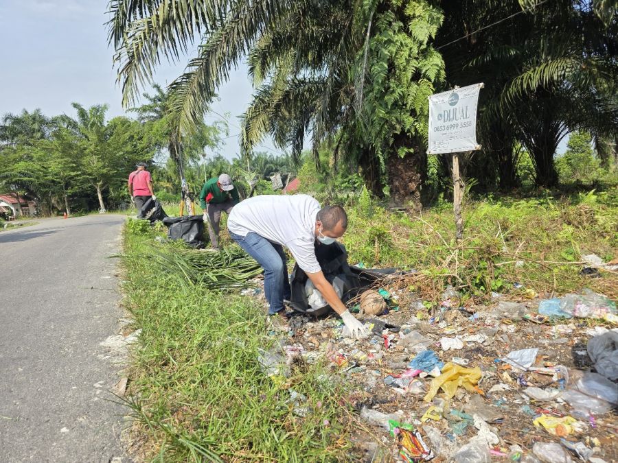 Hari Lingkungan Hidup, PLN Icon Plus Gelar Aksi Clean Up TPS Illegal di Umban Sari Atas, Rumbai