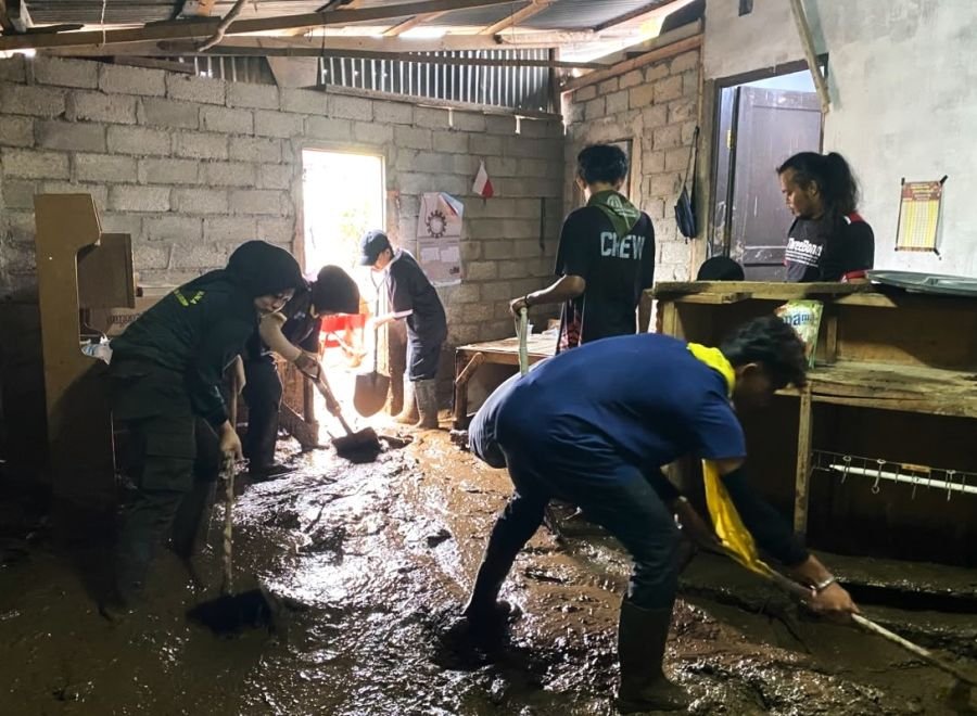 Hari Pertama di Solok, Satgas Bencana UNP Fokus Bersihkan Rumah Warga Terdampak Galodo