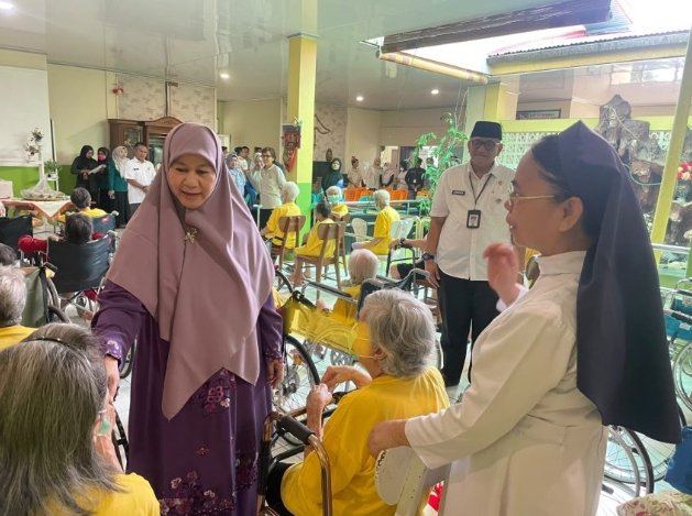 Harneli Mahyeldi Bawa Semangat Hari Jadi Sumbar ke Tengah Lansia di Wisma Cinta Kasih