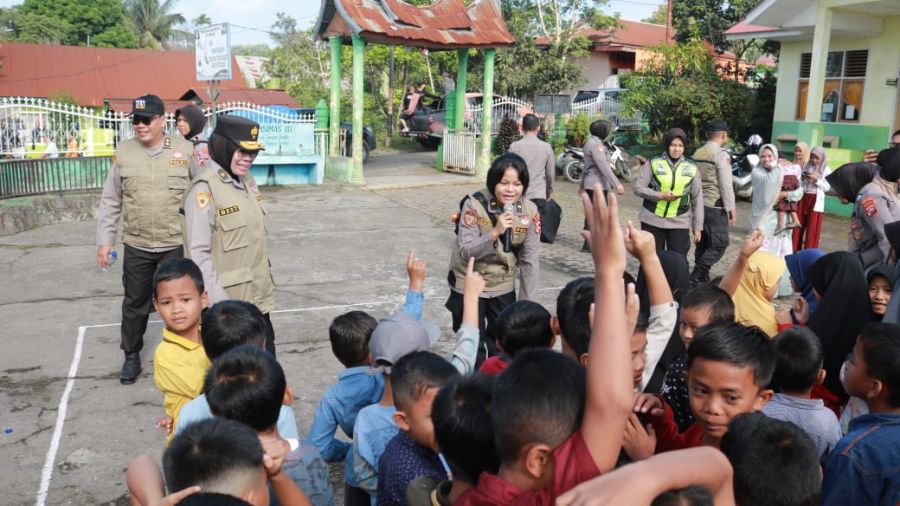 Hibur Anak-anak di Sungai Jambu, SSDM Polri Beri pelayanan Trauma Healing