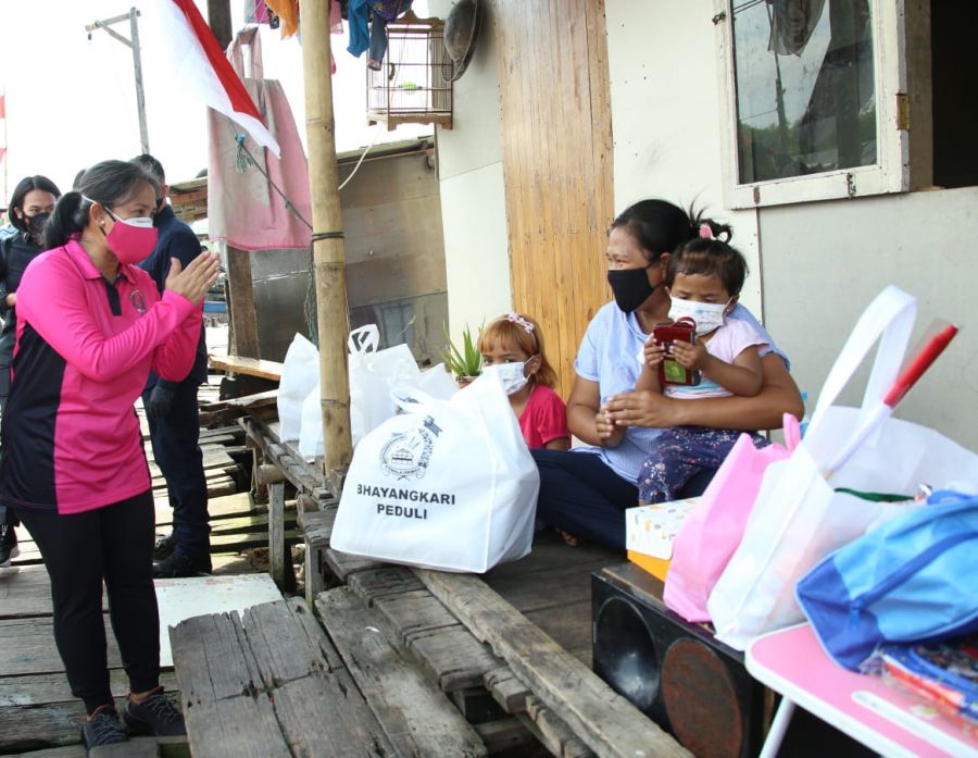 HKGB Ke-69, Ketum Bhayangkari Blusukan Bagikan Bansos ke Nelayan Muara Angke 