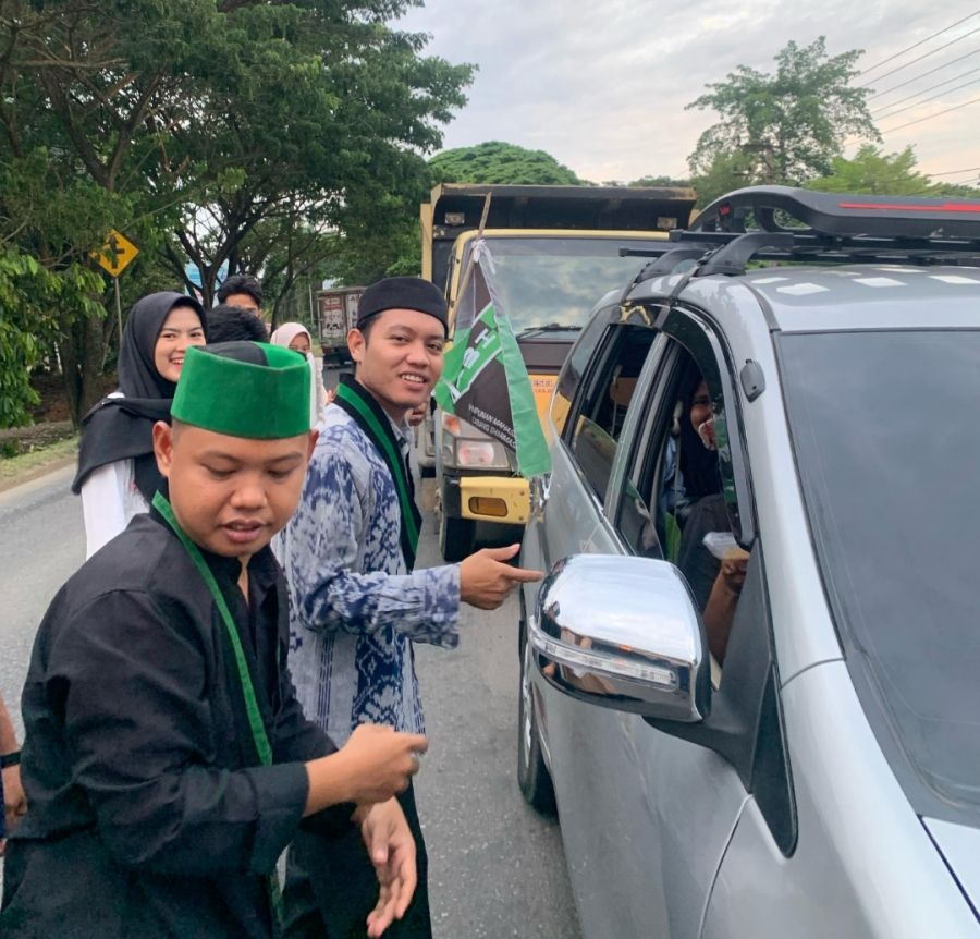 HMI Dharmasraya Berbagai Takjil di Bulan Ramadhan 