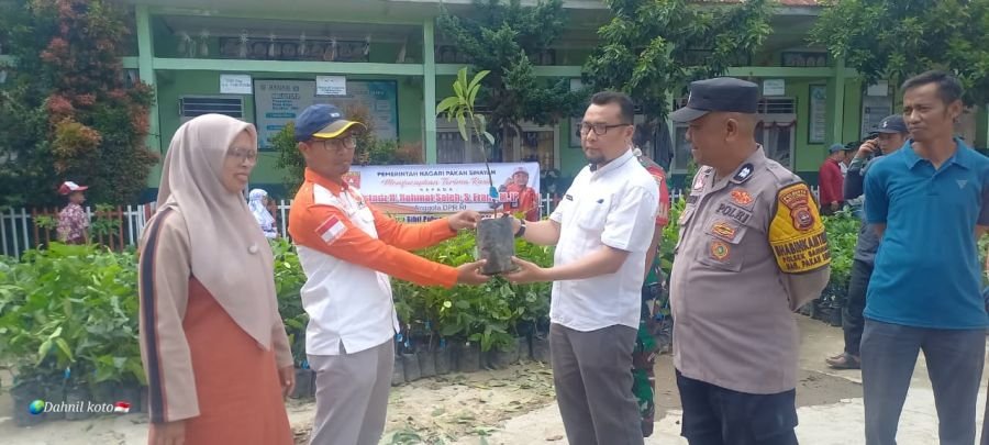 H.Rahmat Saleh, S.Farm, M.IP sebar 5.000 bibit produktif di Kanagarian Pakan Sinayan Banuhampu