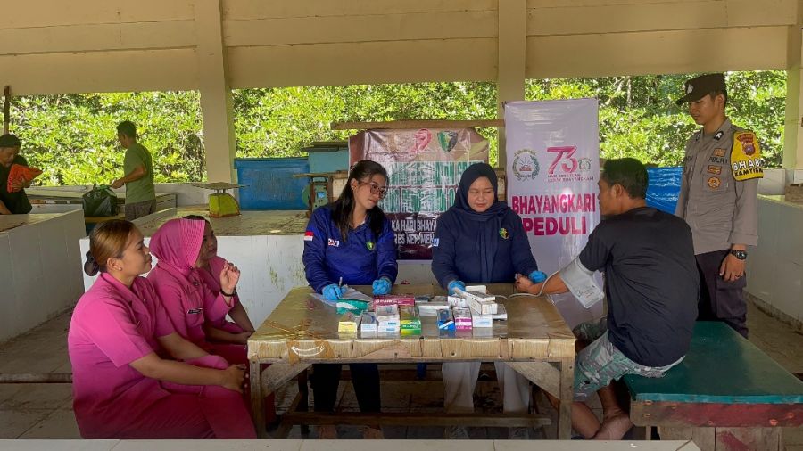 HUT Bhayangkara Ke-79, Polres Kepulauan Mentawai Gelar Pemeriksaan Kesehatan Gratis untuk Nelayan