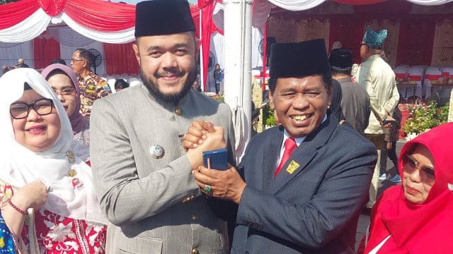 HUT ke-80 RI, Wakil Ketua DPRD Kota Padang Jupri 'Salam Keakraban' dengan Wako Fadly Amran