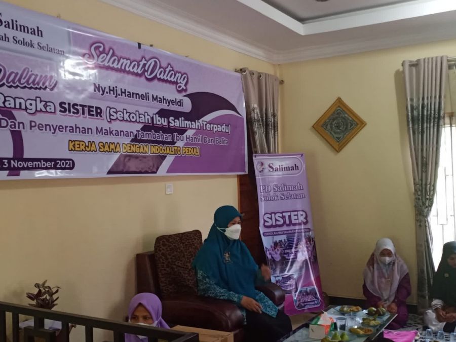 IJP Peduli Ibu Hamil dan Balita, Ummy Hatneli Serahkan Biskuit Bergizi 30 Dus