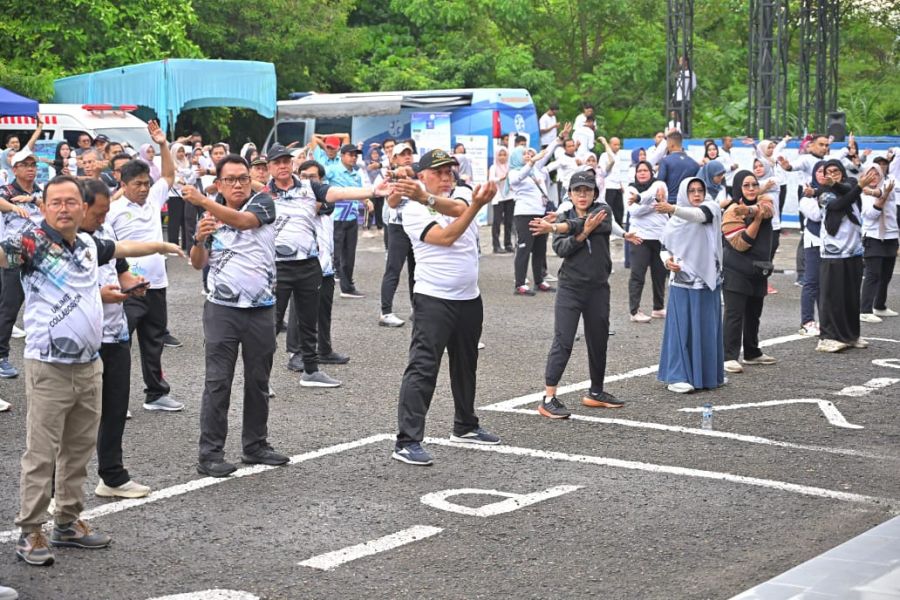 Ikuti Senam Badunsanak, Gubernur Mahyeldi Sebut Kekompakan Sangat Penting bagi Kemajuan Sumbar