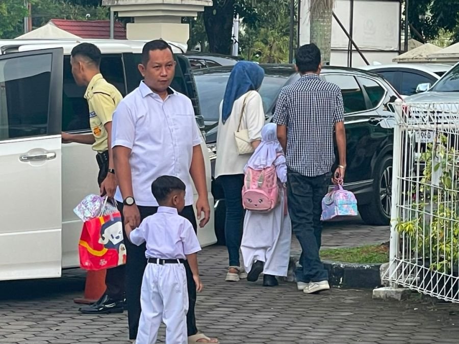 Imbauan Gubernur Mahyedli Direspons Positif, Banyak Ayah Antar Anak pada Hari Pertama Sekolah