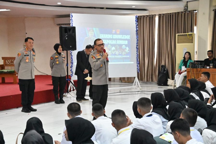 Irjen Pol Suharyono Beri Motivasi kepada Mahasiswa di Universitas Dharma Andalas