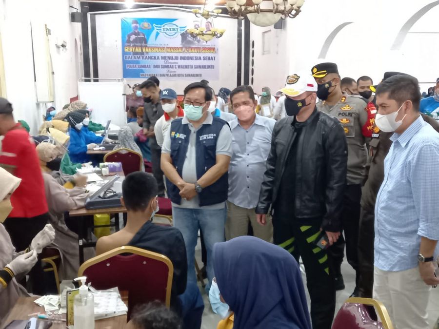 Irjen Pol Teddy Minahasa Datangi Pusat Kebudayaan Sawahlunto, Tinjau Vaksinasi dan Salurkan Bansos