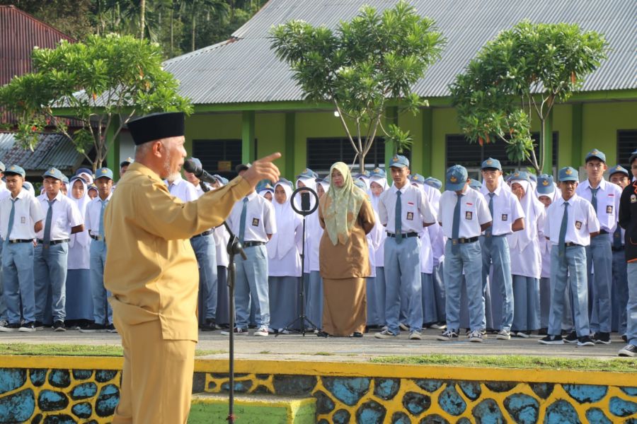 Jadi Inspektur Upacara SMAN 1 Talamau, Mahyeldi: Siswa SMAN 1 Talamau Harus Siap Jadi Pelopor Bangsa