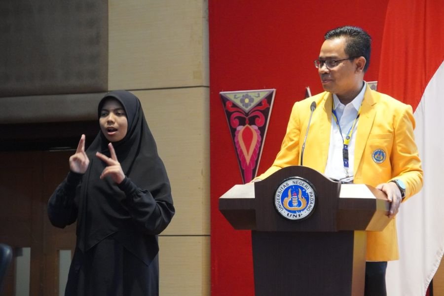 Jadi Jembatan Komunikasi, Juru Bahasa Isyarat Dampingi Mahasiswa Tuli di PKKMB UNP 2026