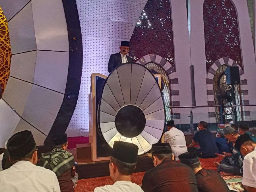 Jadi Khatib Idul Fitri di Masjid Raya Sumbar, Gubernur Mahyeldi Sampaikan Tiga Pesan Penting