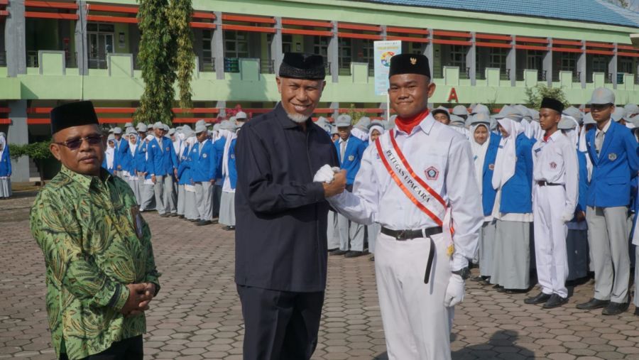 Jadi Pembina Upacara di SMAKPA, Mahyeldi Ingatkan Pentingnya Membentengi Pelajar dengan Ilmu Agama