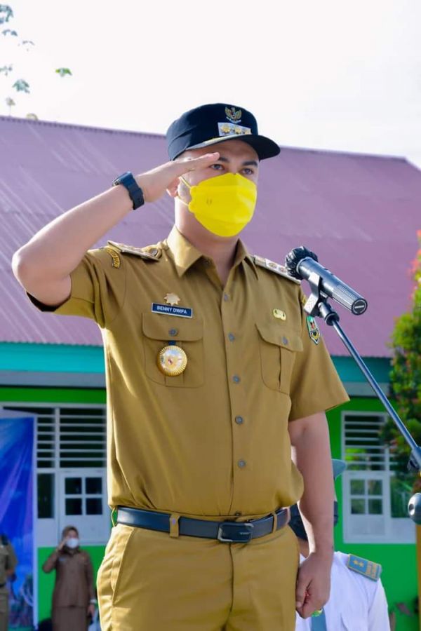 Pembina Upacara di SMAN 12, Bupati Sijunjung: Dibalik Kesuksesan adalah Jasa Orang Tua dan Guru