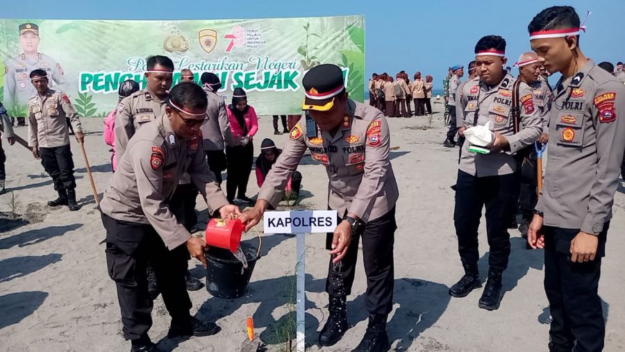 Jaga Ekosistem dan Lestarikan Lingkungan, Polres Pasaman Barat Tanam 1.900 Batang Bibit Pohon