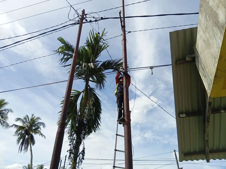 Jaga Konektivitas Tetap Stabil, PLN Icon Plus Rapikan Jalur Kabel Fiber Optic di Talawi Sawahlunto