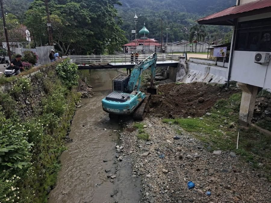Jaga Wajah Kota Warisan Dunia, Wali Kota Sawahlunto Instruksikan Pembersihan Sedimen Batang Lunto