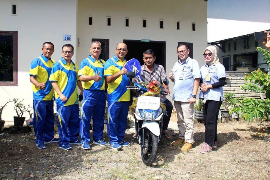 Jajaran Direksi Serahkan Hadiah Motor ke Pemenang Gebyar Pelanggan HUT ke-47 Perumda AM Kota Padang