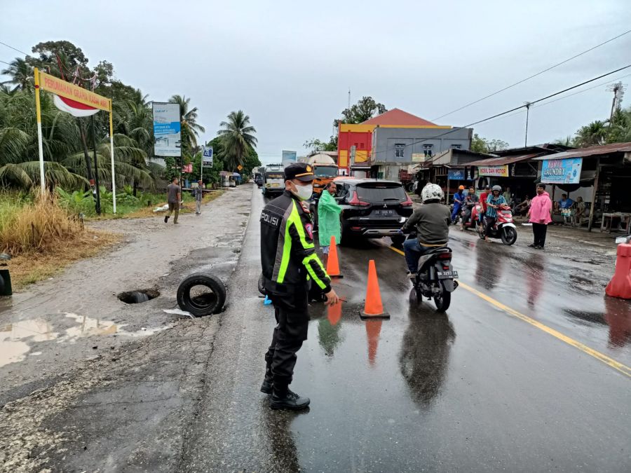 Jalan Amblas di Korong Kasai, Polisi Imbau Pengendara untuk Berhati-hati